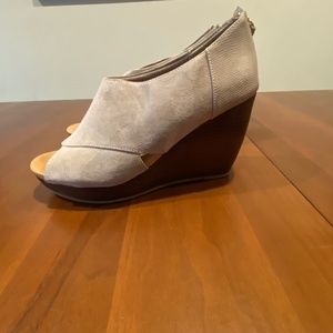 Dr scholls wedge suede shoes size 9